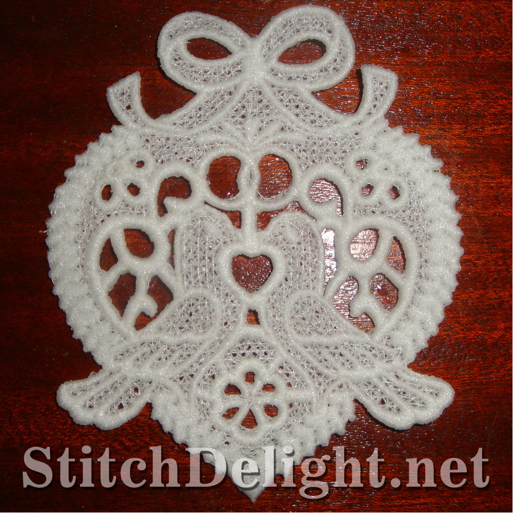 SD0982 Freestanding Lace Doves